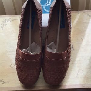 Brand new in box 9M tan flats